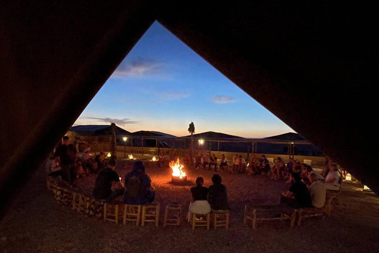 Dîner-spectacle magique et promenade à dos de chameau dans le désert d'Agafay