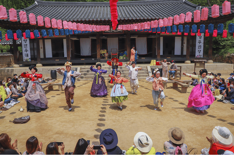Seúl: Hwadamsup, luge y aldea folclórica coreana. Excursión de un día.Excursión en grupo, encuentro en Hongdae (Hongik Uni)