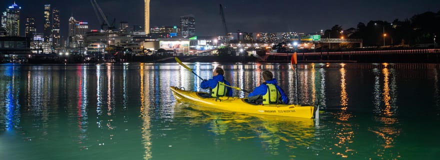 Auckland : Visite nocturne en kayak des lumières de la ville