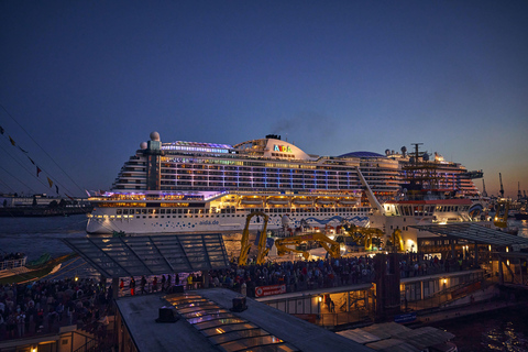 Hamburg: Licht- und Feuerwerksshow Hafengeburtstag vom Schiff ausErfahrung mit Passagierschiffen