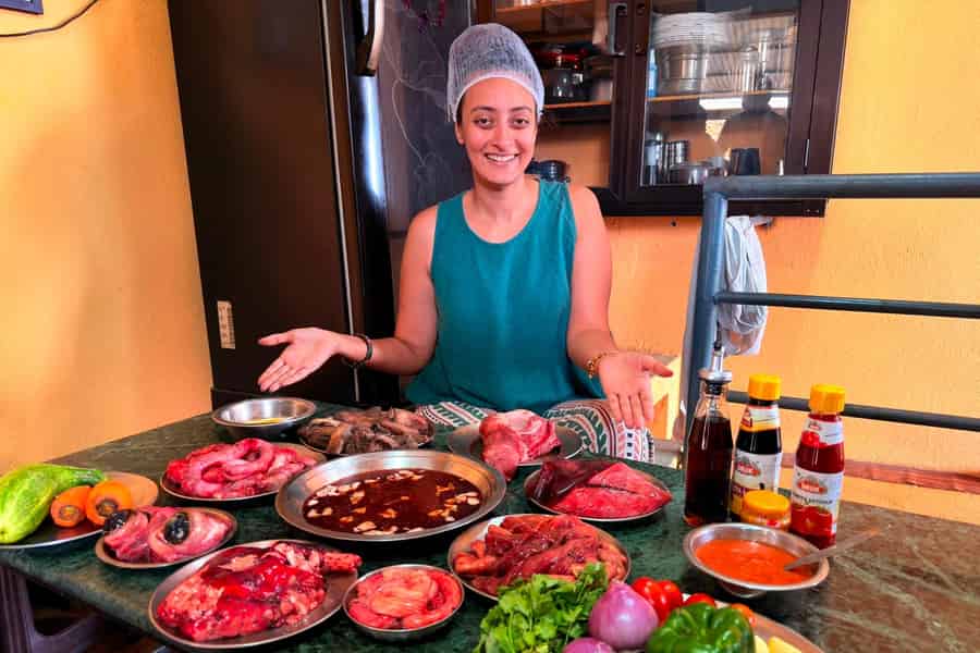 Büffel-Festmahl: die ultimative kulinarische Herausforderung mit Rakshi. Foto: GetYourGuide