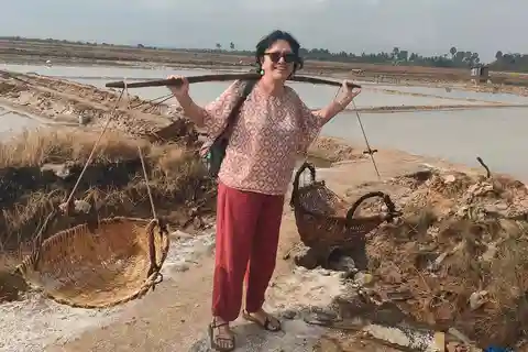 Fazenda de sal, lago secreto, cavernas secretas e fazenda de papel