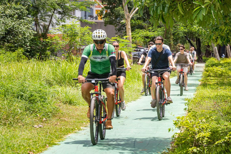 Phnom Penh: Guided City Bike Tour with Snacks
