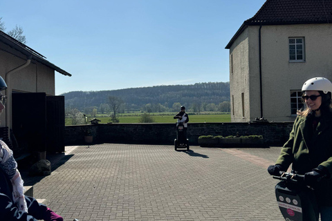 Châteaux forts, distillerie et la vallée de Muttental - Visite en Segway à KemnadeChâteaux entourés d&#039;eau, distillerie et la vallée de Muttental - Visite guidée en Segway à