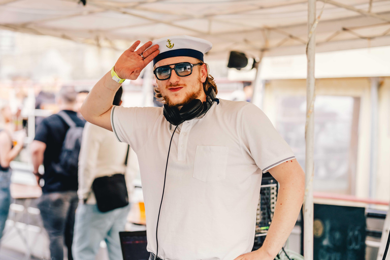 Drunken Monkey Prag Bootsparty mit offener Bar im Duplex ClubDrunken Monkey Prag Bootsparty (KEINE offene Bar oder Duplex)