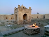 Gobustan, volcán de lodo, arte rupestre, fuego, templo, montaña ardiente - Housity