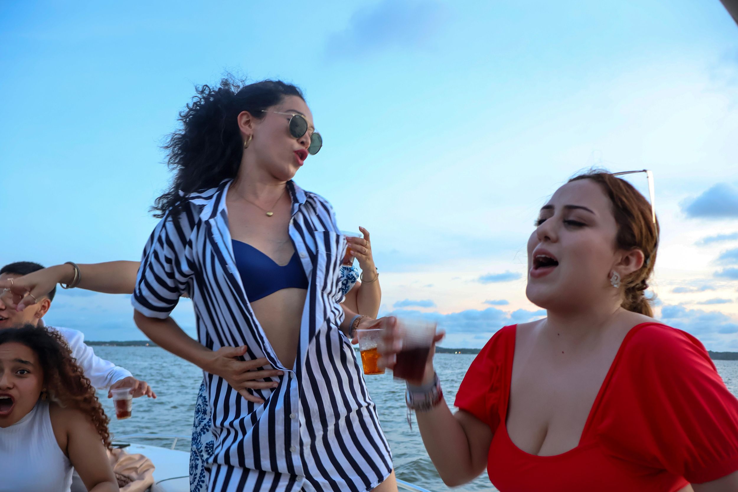 Die beste Tour zum Sonnenuntergang in der Bucht: Open Bar Party & Spaß