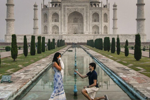 Agra: Taj Mahal-Tour ohne Anstehen mit einer weiblichen ReiseführerinAll-Inclusive-Taj-Mahal-Tour mit weiblicher Reiseleiterin