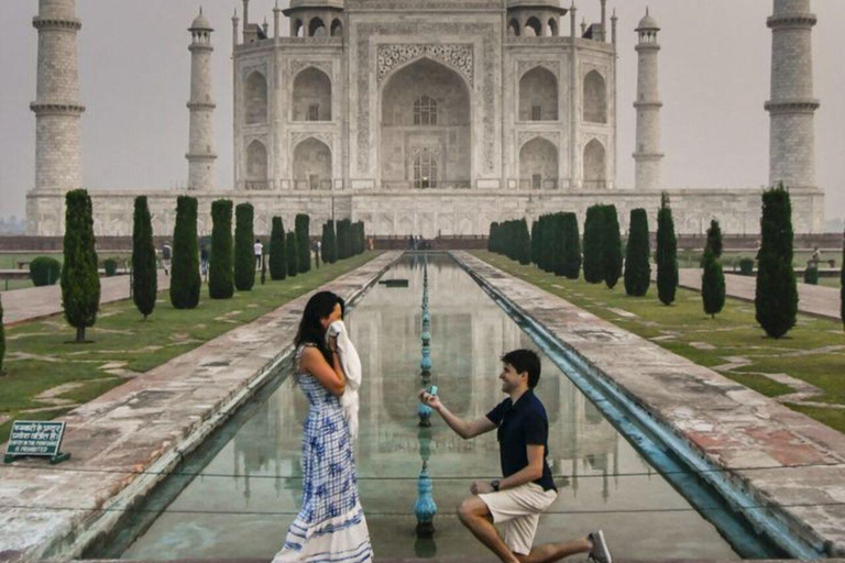 Agra: Taj Mahal-Tour ohne Anstehen mit einer weiblichen ReiseführerinAll-Inclusive-Taj-Mahal-Tour mit weiblicher Reiseleiterin