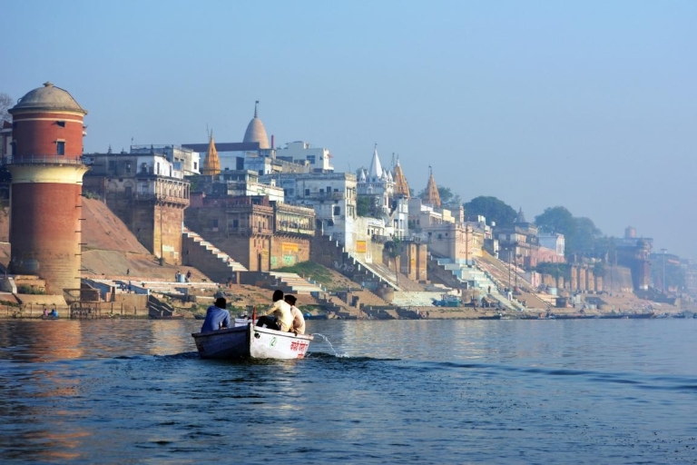 Waranasi:- Poranna krótka wycieczka po Waranasi z rejsem wycieczkowym łodziąWycieczka z przewodnikiem + śniadanie na dachu + rejs statkiem + odbiór i dowóz do hotelu