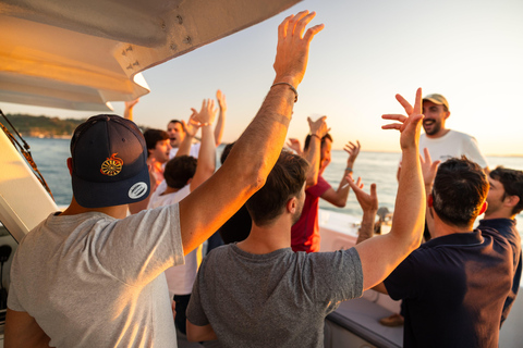 Lisbonne : Fête au coucher du soleil sur un catamaran avec OPEN BAR et musiqueSoirée au coucher du soleil sur le catamaran + OPEN BAR