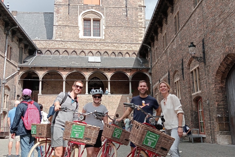 Brugge: Begeleide Retro Biketour: hoogtepunten en verborgen juweeltjesBrugge: Stadsfietstocht met gids, start in een middeleeuws kasteel