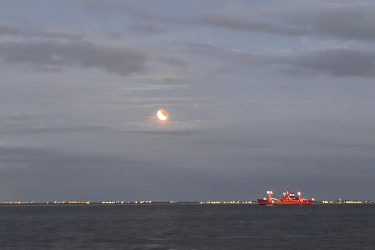 Lisbon: Solar Eclipse & Sunset Sailing Experience with Wine