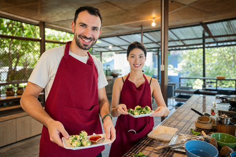 Chiang Mai: Thai Cooking Class with Market Tour & Farm Visit