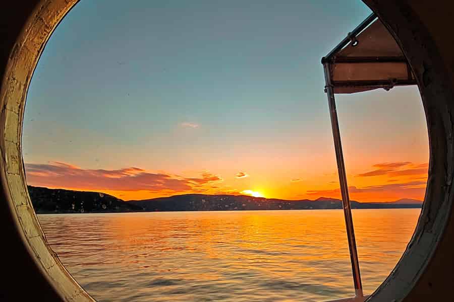 Krk: Sonnenuntergangs-Kreuzfahrt Blaue Höhle, Delfine beobachten & Begrüßungsgetränk. Foto: GetYourGuide Krk: Sonnenuntergangs-Kreuzfahrt Blaue Höhle, Delfine beobachten & Begrüßungsgetränk. Foto: GetYourGuide