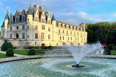 3 Loire Castles Live Guided Small group by Mercedes minivan