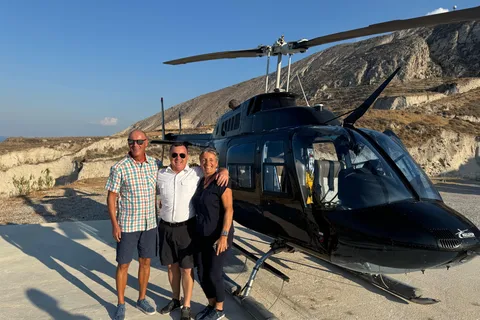 Santorini: Yksityinen helikopterilento auringonlaskun katseluvaihtoehdolla