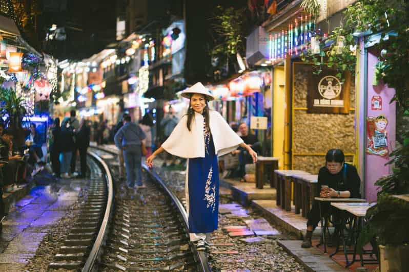 Hanoi: Traditional Ao Dai Dress and Non La Hat Rental