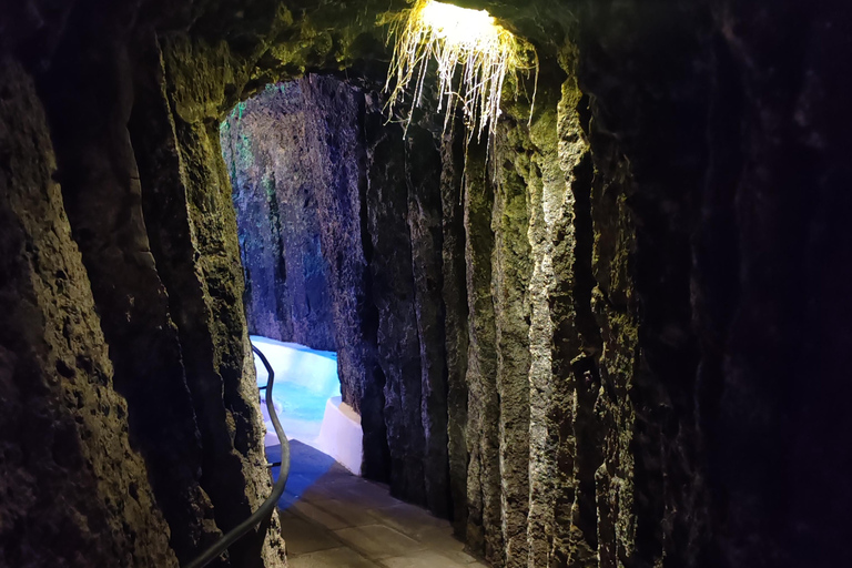 San José: Walk inside themed caves and dine at a viewpoint