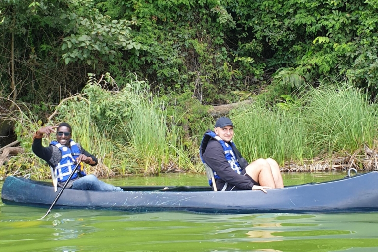 Aventuras en canoa en el lago duluti con bebidas.