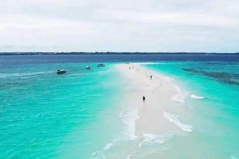 Zanzibar: wyspa więzienna i piaszczysta ławica Nakupenda z lunchemOpłata za wstęp na wyspę więzienną nie jest wliczona w cenę