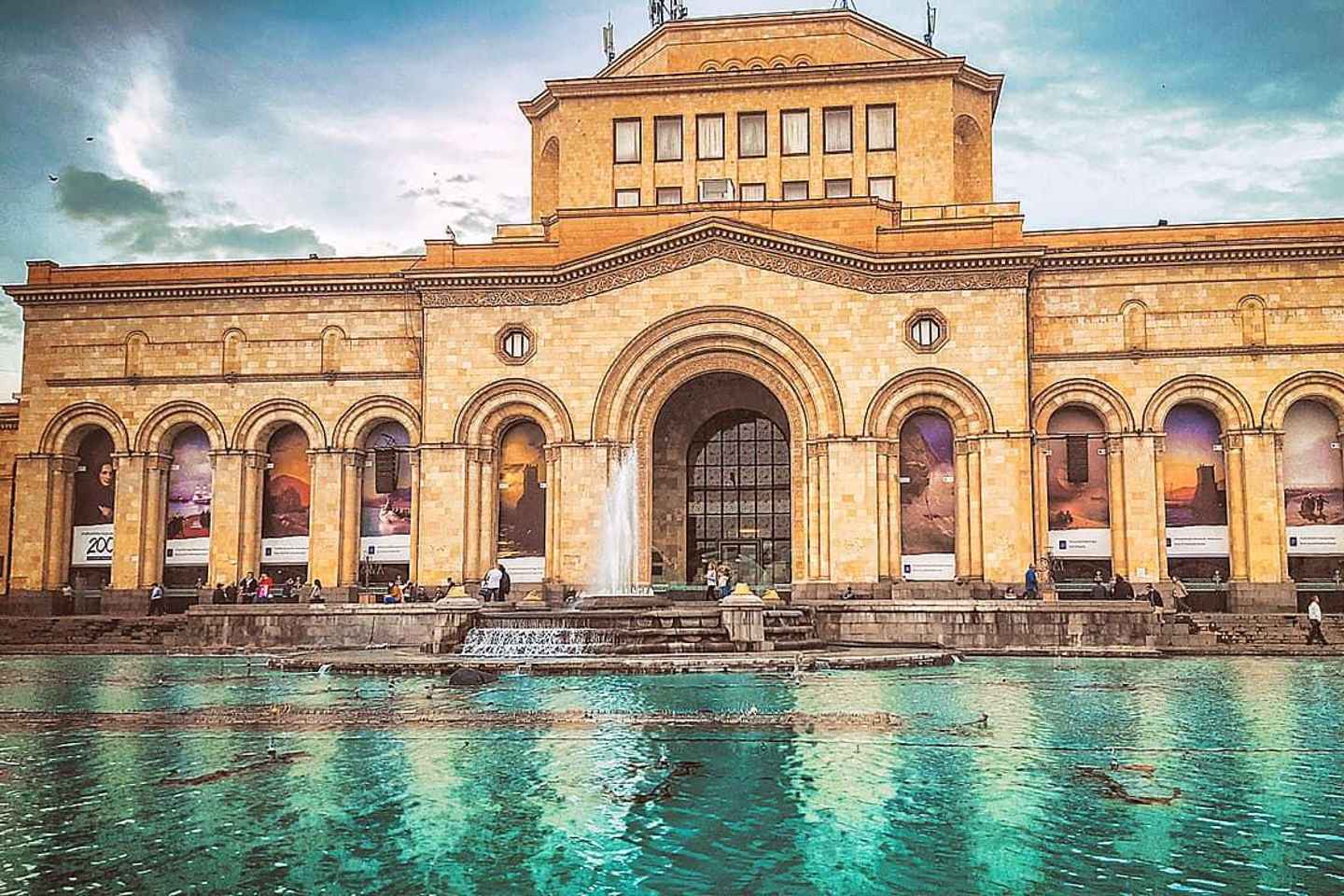 🚗✨【エレバン市内観光ツアー:車で快適に巡る旅】
こちらのタイトルは、日本人旅行者がエレバンを訪れる際に最適な選択肢となることを意識しています。検索エンジンで上位に表示される可能性を考慮し、
シンプルで効果的なキーワードを使用しました。旅行者の関心を引き、彼らが求めている情報を的確に提供します。
- エレバン市内観光: エレバンの主要な観光名所を巡ることを示唆し、地域名を明確に出すことで、興味を引くことができます。
- 車で快適に巡る旅: 車での移動が含まれることにより、観光を快適に楽しめることを伝え、ターゲットのニーズに合わせた体験をイメージさせます。
このタイトルにより、エレバンを訪れる予定のある旅行者が、車を利用した効率的な観光プランを見つけやすくなります。