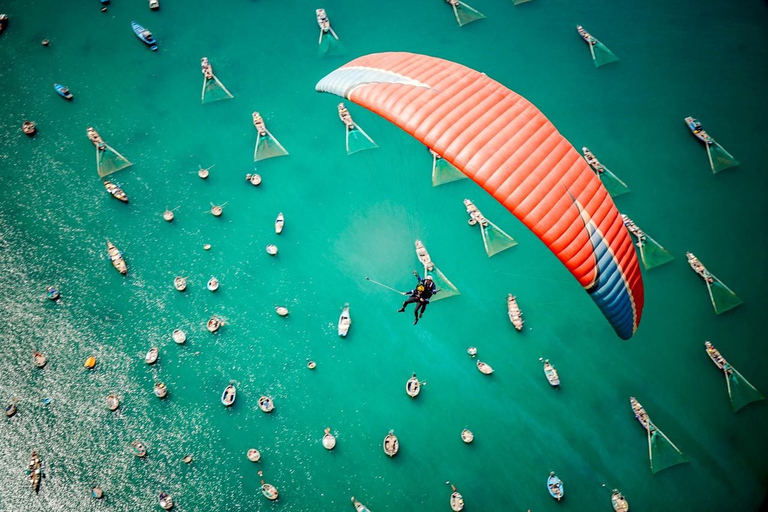 Gleitschirmfliegen und Da Nang von oben sehen ist wunderbar