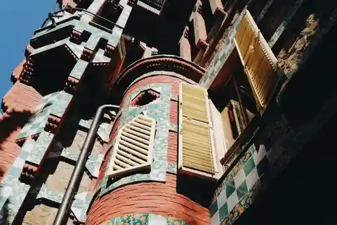 From Barcelona: Sagrada Familia Cathedral+Casa Mira Day Trip