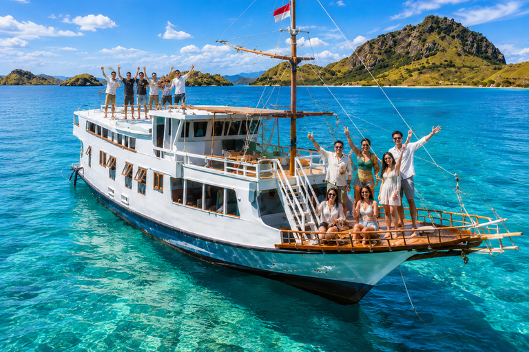 Labuan Bajo: 2-Day Komodo & Pink Beach Tour with Town Dinner Dorm (15 pax/room) 8 Island Stops, No Dinner, No Souvenirs