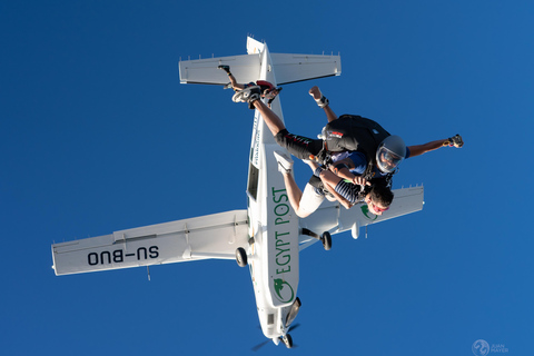 Fallschirmspringen über den großen Pyramiden in Kairo, Ägypten