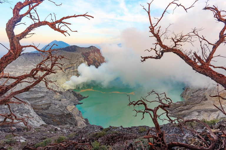 From Bali: Ijen Sunrise Tour & Breakfast at Local Restaurant