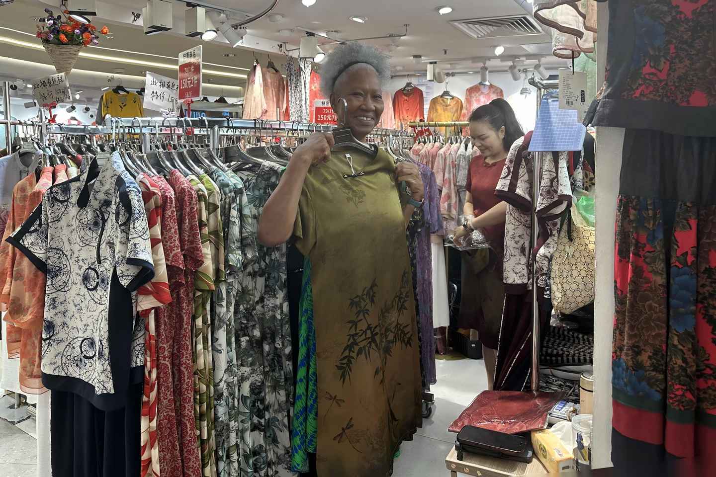 Guangzhou: Clothing and Leather Market Private Shopping Tour