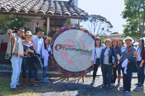 From Medellín: Santa Elena Silleteros Tour with Snacks