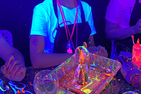 巴塞罗那：熊砖荧光画|葡萄酒与艺术巴塞罗那：Bearbrick 荧光画|葡萄酒与艺术