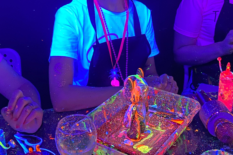 巴塞罗那：熊砖荧光画|葡萄酒与艺术巴塞罗那：Bearbrick 荧光画|葡萄酒与艺术