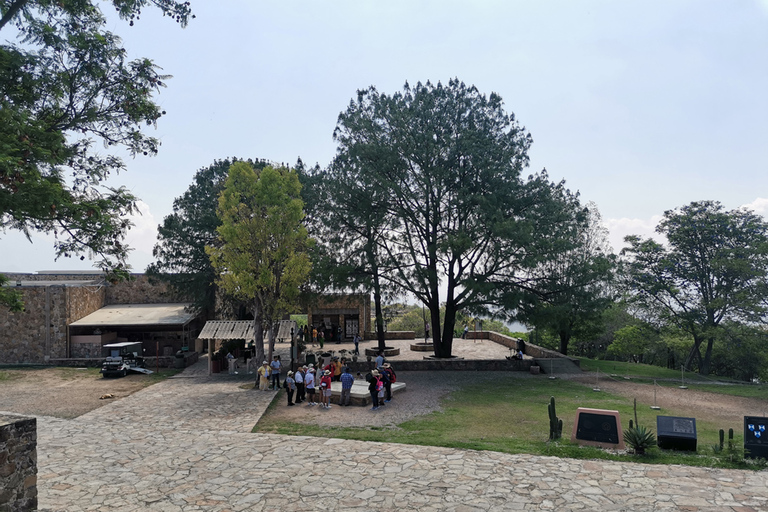 Excursión guiada de día completo por la Ruta de Monte AlbánEntradas y comida incluidas