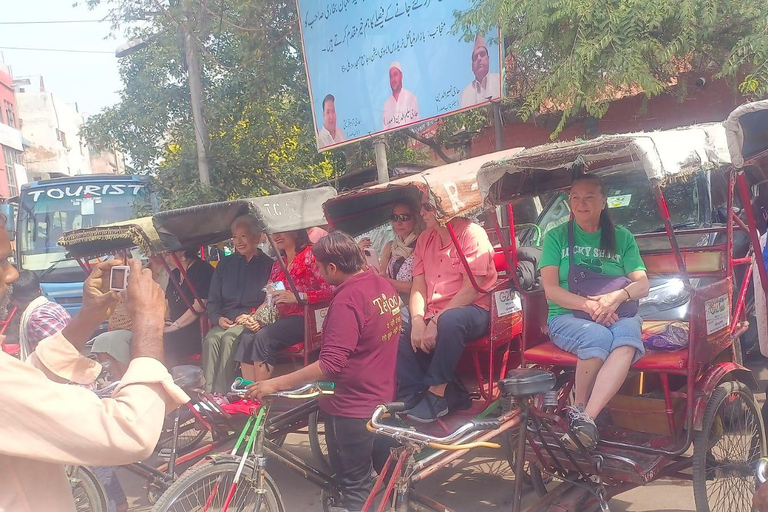 Oud Delhi: Chandni Chowk, proeverij & ritje met de Tuk TukAlleen autobestuurder gids en Tuk-Tuk rit