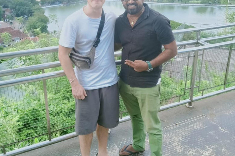 Kandy: Sunset Tuk-Tuk Ride & Kandyan Cultural Dance Show