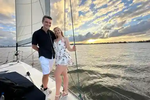 Gold Coast Private Sunset Sailing Charter avec dîner et boissons