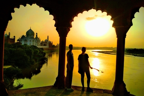 "La Hora Dorada en el Taj: Una delicia al amanecer en AgraDesde Delhi: Tour Privado del Amanecer del Taj Mahal y el Fuerte de Agra