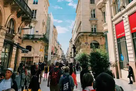 Walking Tour in Bordeaux with Tastings and Stories