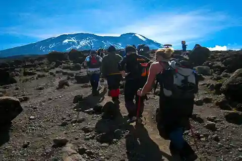 ESCALADA DO MONTE KILIMANJARO PELA ROTA LEMOSHO 8 DIAS
