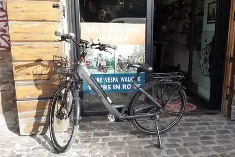 Roma: Alquiler de bicicletas eléctricas con casco