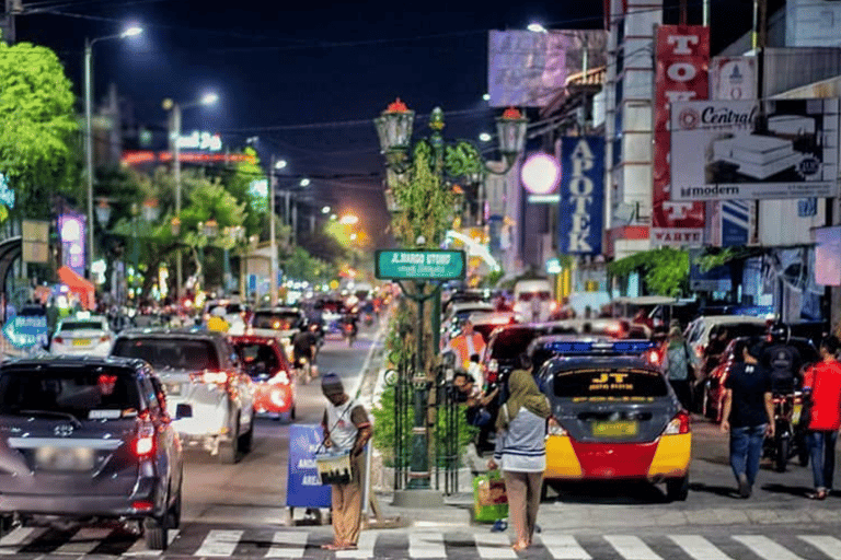 Yogyakarta: Tour serale a piedi e street foodYogyakarta: Tour a piedi notturno