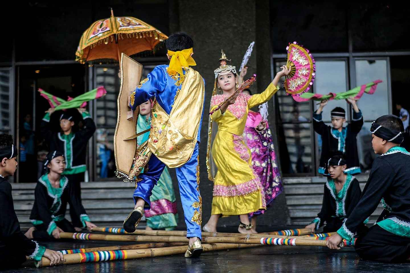 Manila: Private Dinner with Cultural Show and City Tour