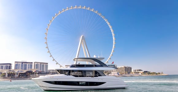 Dubai: Private VIP Luxury Yacht Tour with BBQ & Drinks