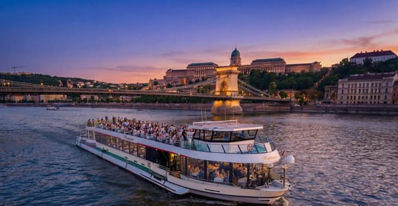 Budapest: Danube Sightseeing Cruise with Welcome Prosecco