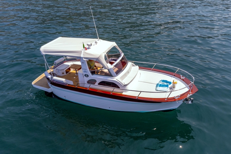 Całodniowa prywatna wycieczka łodzią po Capri z PraianoWycieczka łodzią Capri z Praiano
