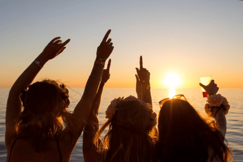 Cartagena: 2-Hour Sunset Speedboat Bay Party & Open Bar