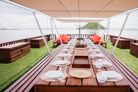 Labuan Bajo: 3-Day Komodo Sailing Luxury Boat with All Fees Deluxe Boat - Private Standar Room (2pax/room)